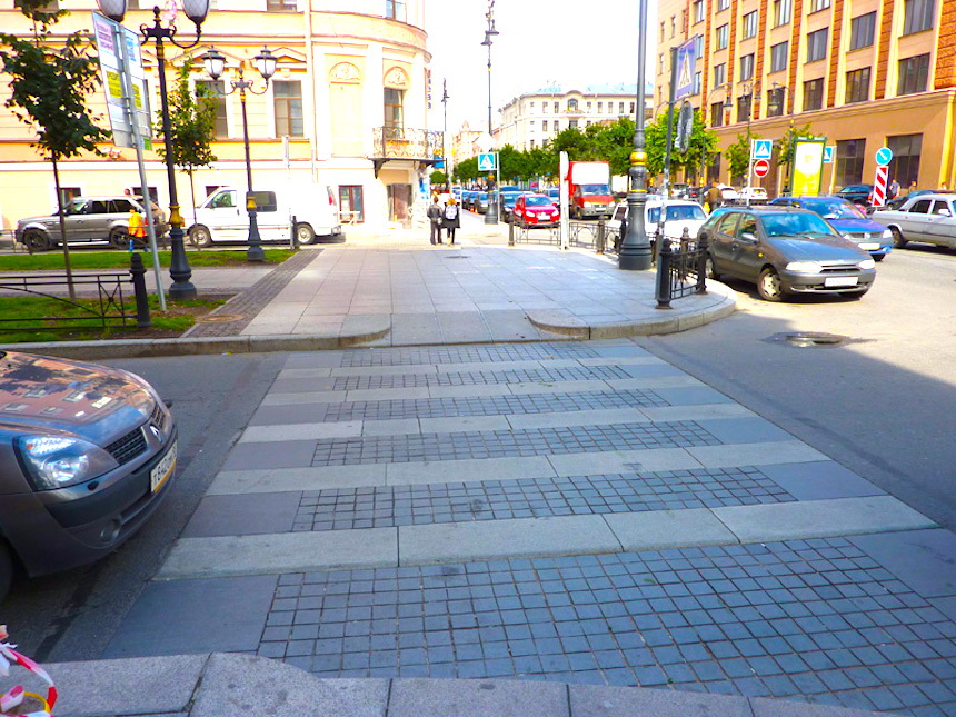 Почему мер Москвы приказал изменить город с помощью тротуарной плитки?